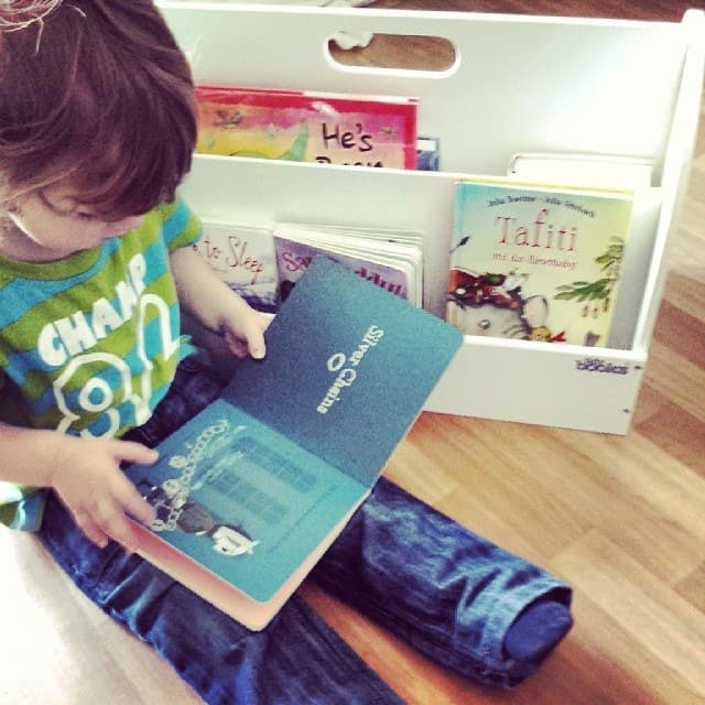 Un enfant avec sa boîte à livres